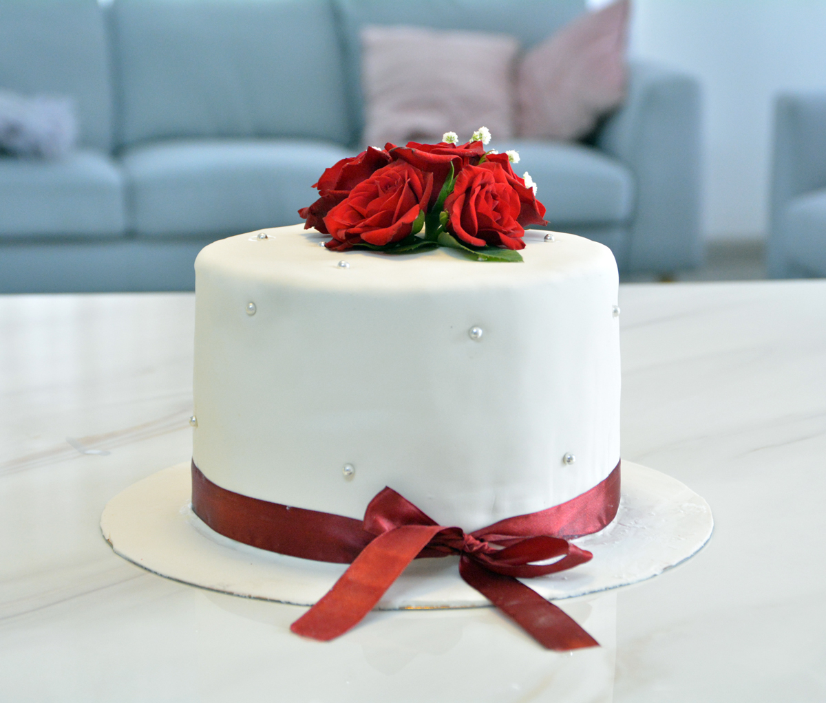 Sugarpaste cake with natural flowers