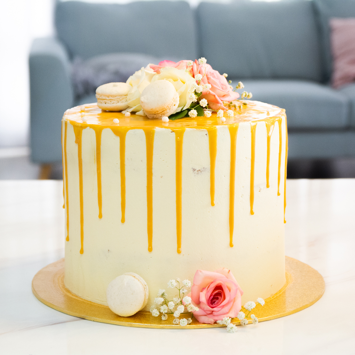 Cake with dripping and macarrons