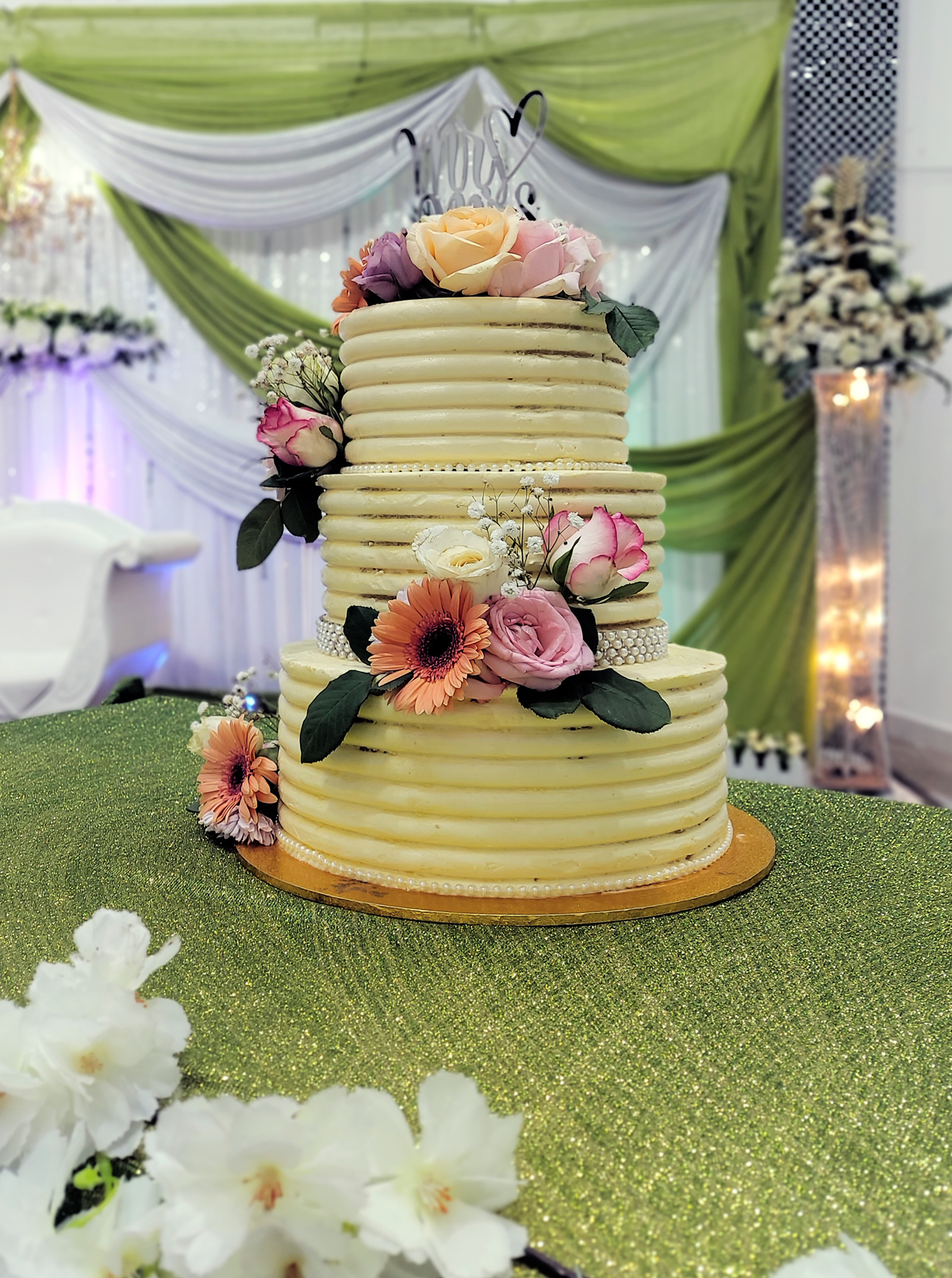 Wedding cake with buttercream stripes - cerise Doree